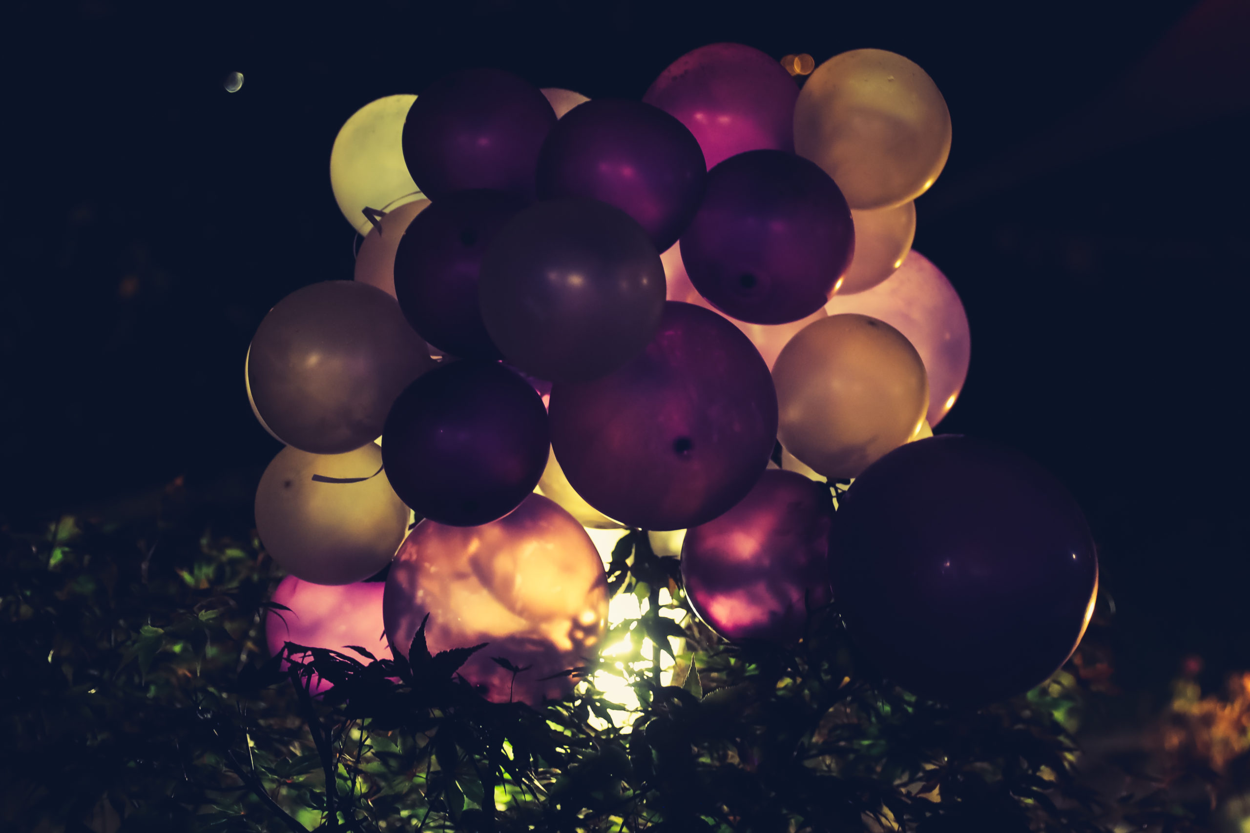 Luftballons im Dunkeln